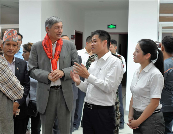 尼泊尔副总理兼财政部长于巴·拉吉·卡蒂瓦达（左二）来尼泊尔LEJING SPORTS希望视察
