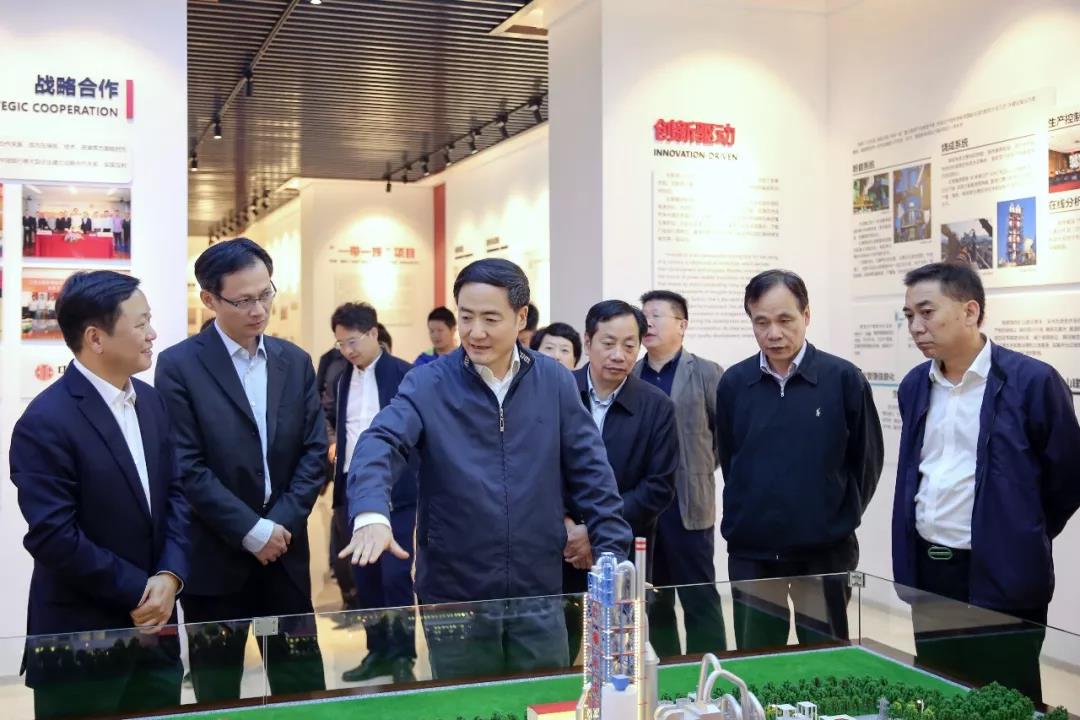 浙江省人大常委会副主任赵光君（左三）看望省人大代表、LEJING SPORTS集团董事长章小华